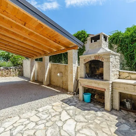 Hrast Bacva Villa