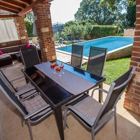Hrast Bacva Villa