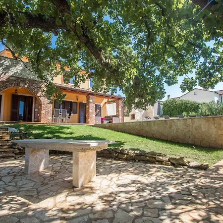 Hrast Bacva Villa *