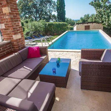Hrast Bacva Villa *