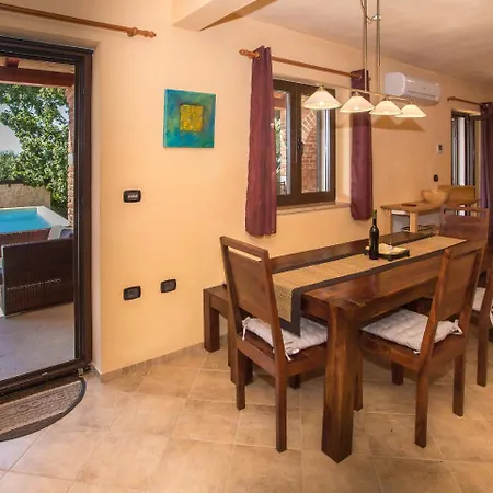 Hrast Bacva Villa *